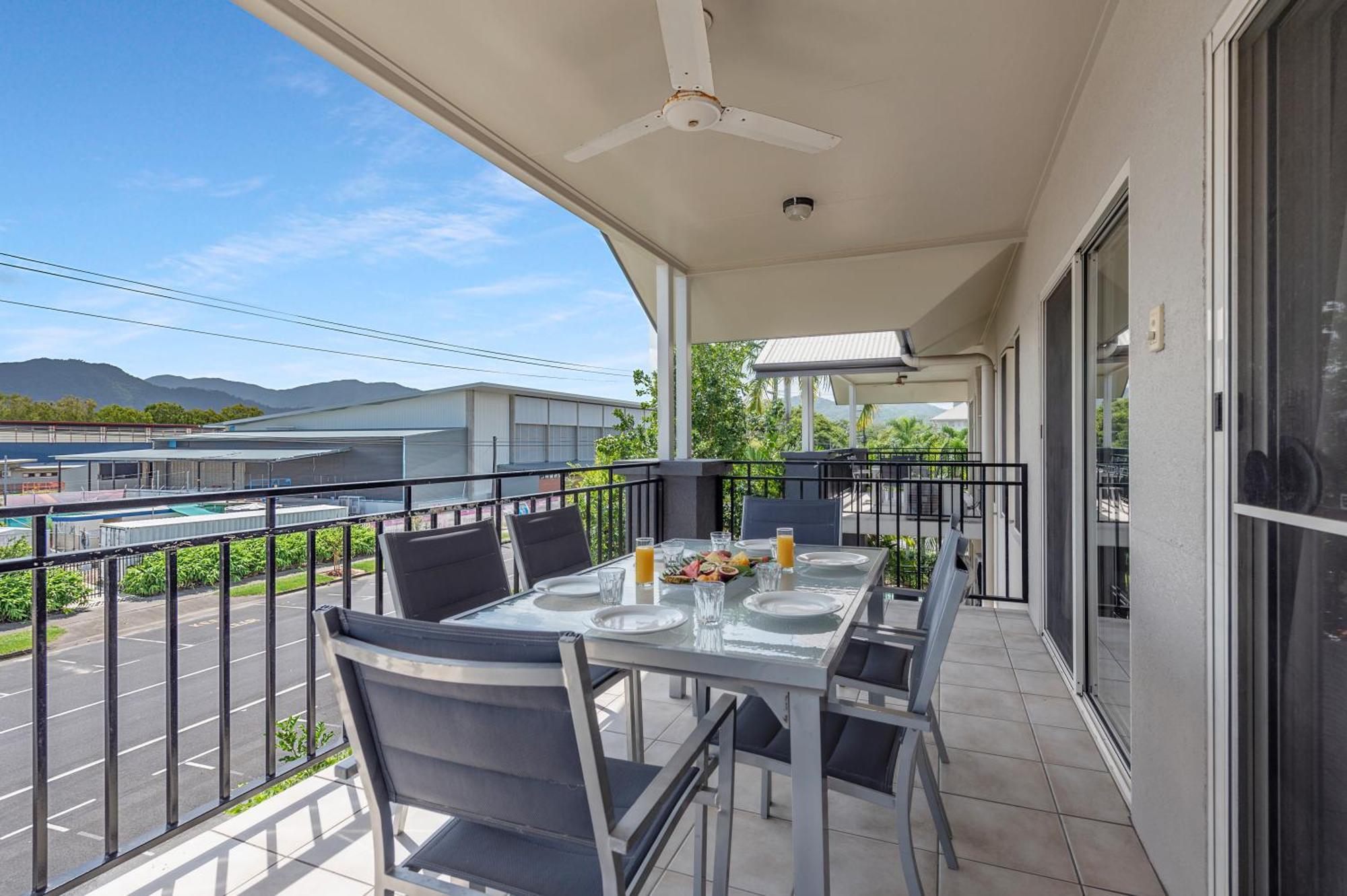 Bay Village Tropical Retreat & Apartments Кэрнс Экстерьер фото