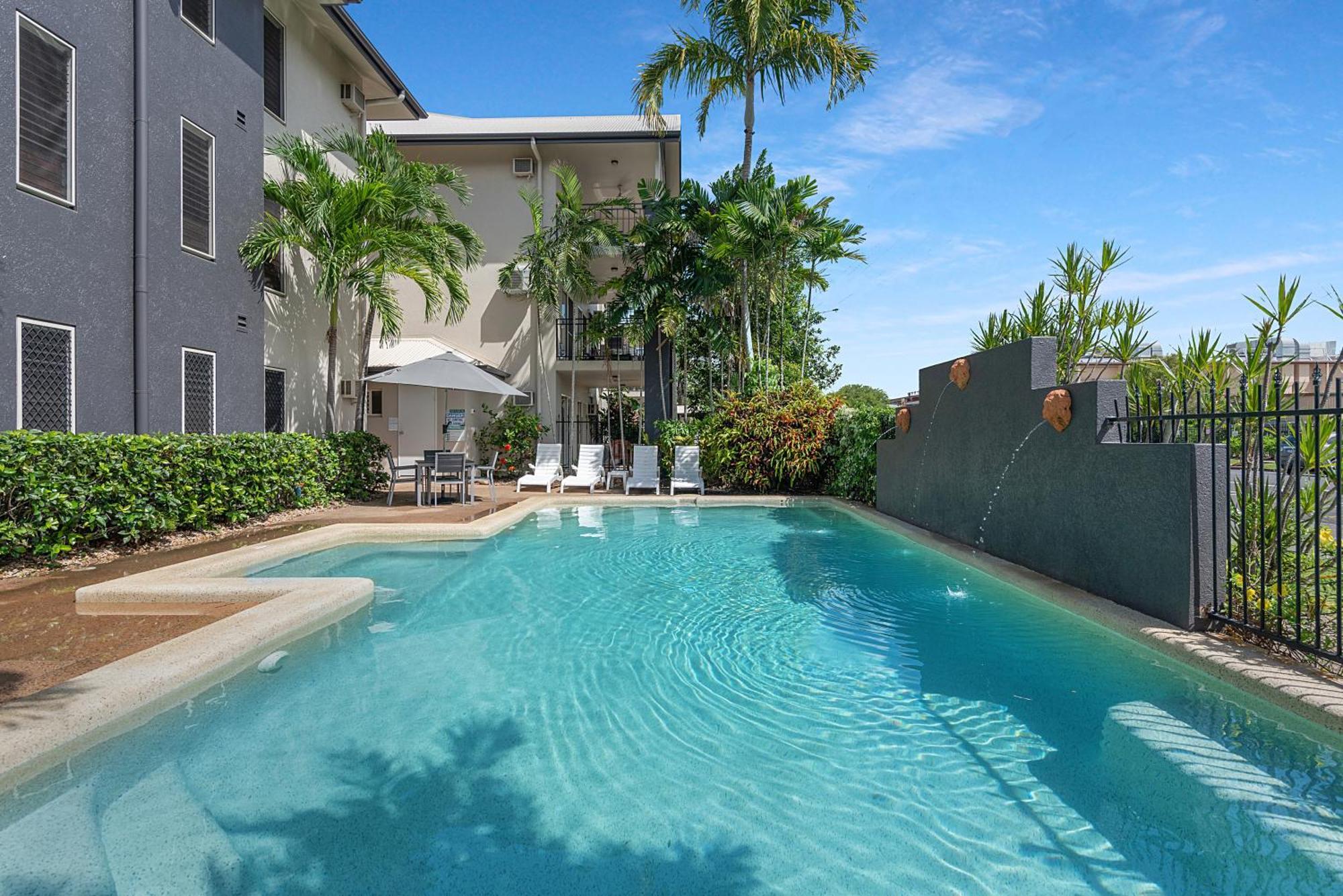Bay Village Tropical Retreat & Apartments Кэрнс Экстерьер фото