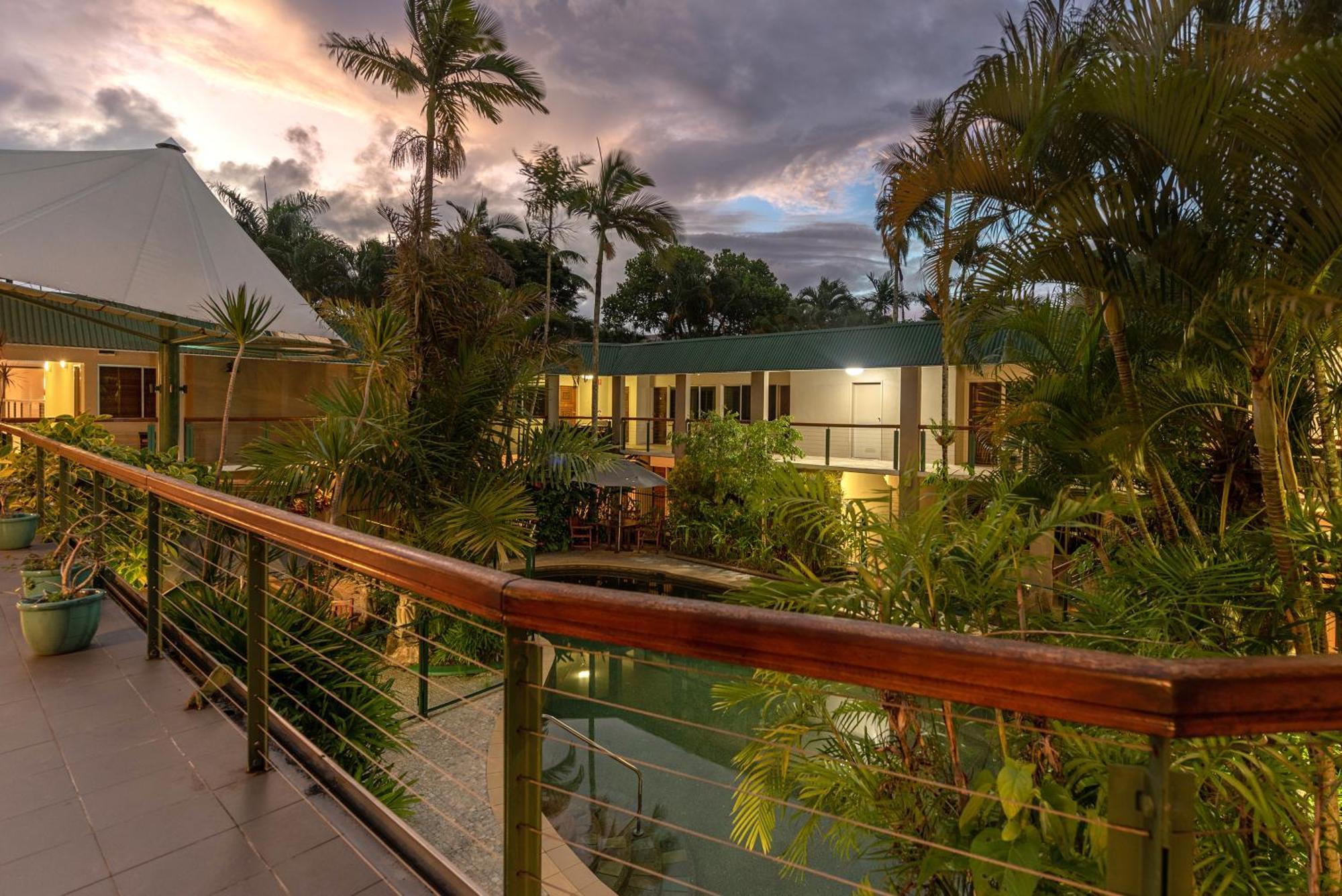 Bay Village Tropical Retreat & Apartments Кэрнс Экстерьер фото