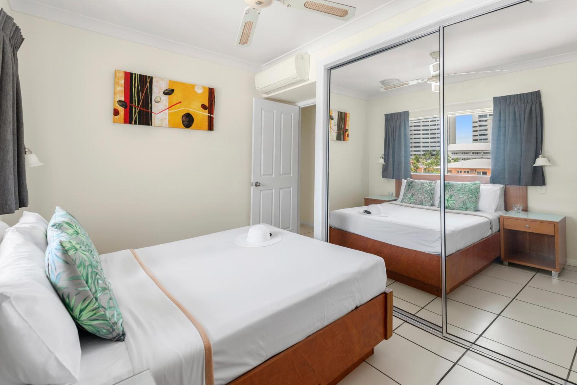 Bay Village Tropical Retreat & Apartments Кэрнс Экстерьер фото