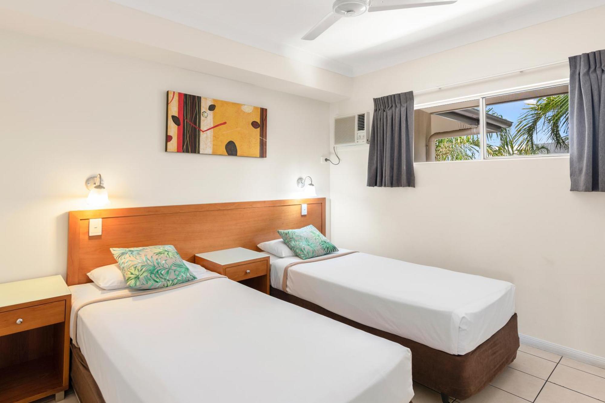 Bay Village Tropical Retreat & Apartments Кэрнс Экстерьер фото