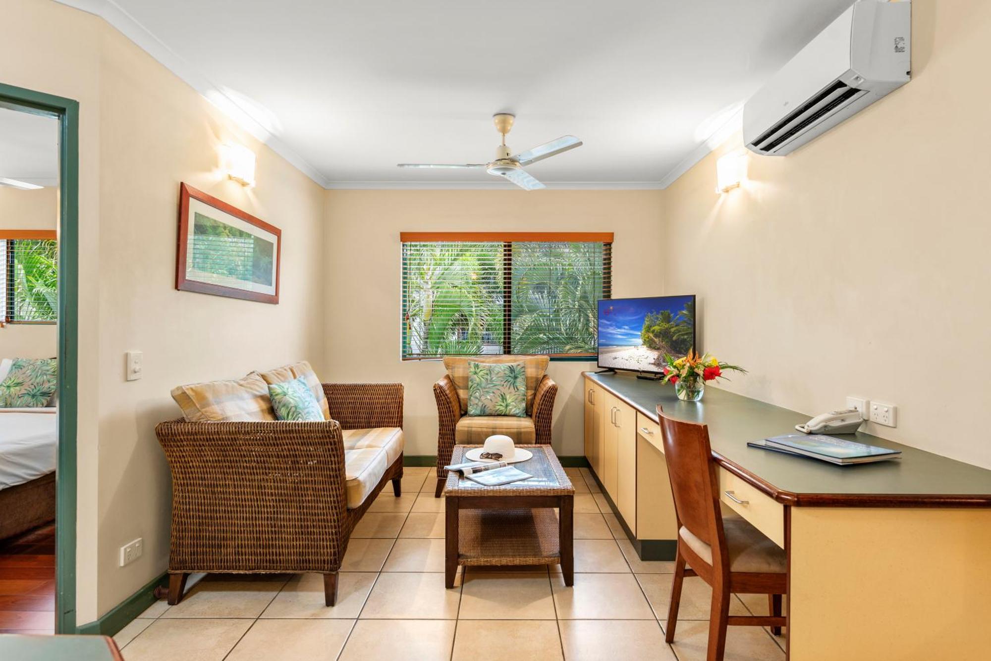 Bay Village Tropical Retreat & Apartments Кэрнс Экстерьер фото